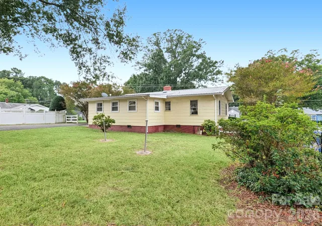 Photo 2 of Single family home for sale at 100 Dallas St, Huntersville, NC 28078 | MLS# 4420147 | Listing updated on 2026-09-23