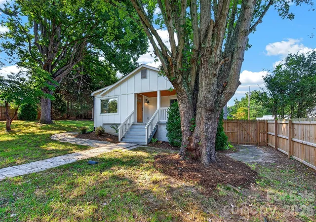 Photo 2 of Single family home for sale at 39 Wyatt St, Asheville, NC 28803 | MLS# 4420153 | Listing updated on 2026-10-08
