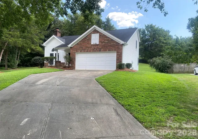 Photo 2 of Single family home for sale at 11101 Deerpath Ct, Charlotte, NC 28262 | MLS# 4420188 | Listing updated on 2026-09-21