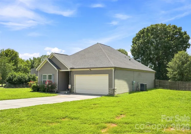 Photo 3 of Single family home for sale at 142 Donsdale Dr, Statesville, NC 28625 | MLS# 4420200 | Listing updated on 2026-10-12