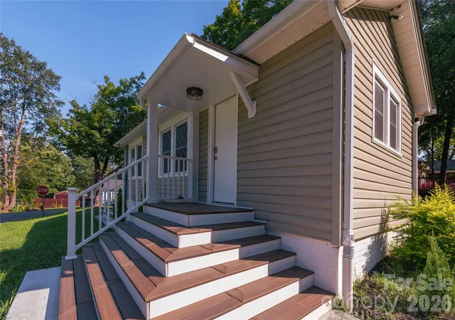 Photo 4 of Single family home for sale at 701 Betty St, Gastonia, NC 28054 | MLS# 4420236 | Listing updated on 2026-09-28