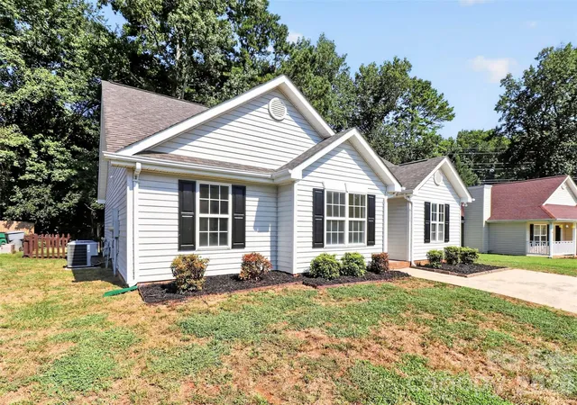 Photo 2 of Single family home for sale at 6111 Country Walk Dr, Charlotte, NC 28212 | MLS# 4420274 | Listing updated on 2026-10-13