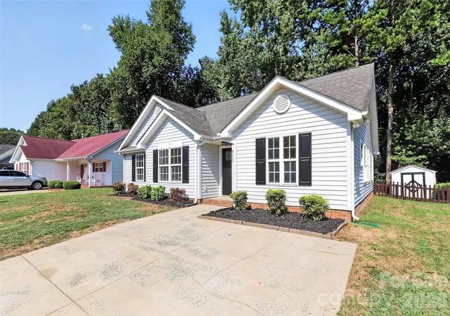Photo 3 of Single family home for sale at 6111 Country Walk Dr, Charlotte, NC 28212 | MLS# 4420274 | Listing updated on 2026-10-13