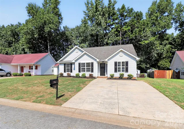 Photo 4 of Single family home for sale at 6111 Country Walk Dr, Charlotte, NC 28212 | MLS# 4420274 | Listing updated on 2026-10-13