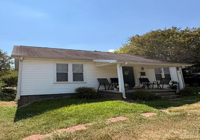 Photo 1 of Single family home for sale at 142 E Catawba Ave, Mount Holly, NC 28120 | MLS# 4420293 | Listing updated on 2026-09-05