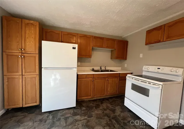 Photo 3 of Single family home for sale at 142 E Catawba Ave, Mount Holly, NC 28120 | MLS# 4420293 | Listing updated on 2026-09-05