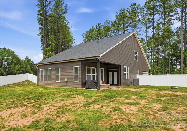 Photo 3 of Single family home for sale at 322 Shinnville Rd, Mooresville, NC 28115 | MLS# 4420300 | Listing updated on 2026-09-02