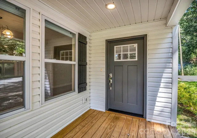 Photo 2 of Single family home for sale at 92 Lakeside Dr, Asheville, NC 28806 | MLS# 4420309 | Listing updated on 2026-09-24