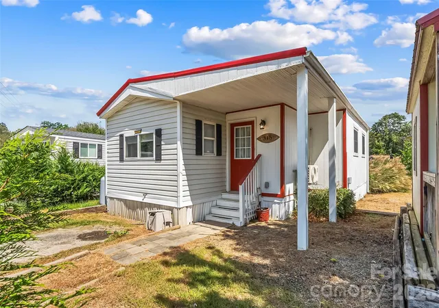 Photo 1 of Single family home for sale at 315 Mallard Loop, Waynesville, NC 28785 | MLS# 4420343 | Listing updated on 2026-09-27