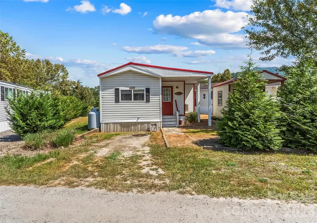Photo 2 of Single family home for sale at 315 Mallard Loop, Waynesville, NC 28785 | MLS# 4420343 | Listing updated on 2026-09-27