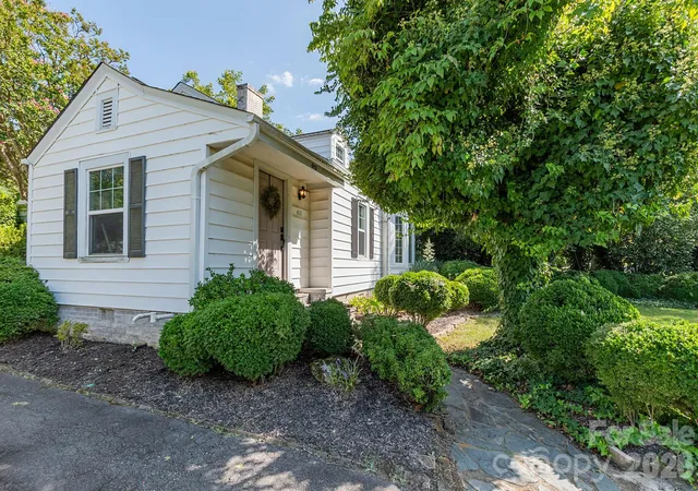 Photo 3 of Single family home for sale at 403 Fairview Dr, Lexington, NC 27292 | MLS# 4420347 | Listing updated on 2026-09-29