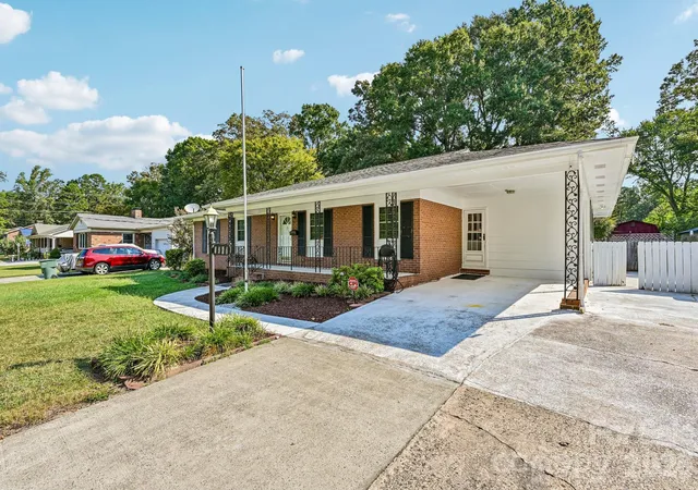Photo 2 of Single family home for sale at 1926 Taylor Dr, Gastonia, NC 28052 | MLS# 4420378 | Listing updated on 2026-10-10