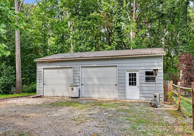 Photo 3 of Single family home for sale at 3201 Fairforest Dr, Matthews, NC 28104 | MLS# 4420523 | Listing updated on 2026-09-14