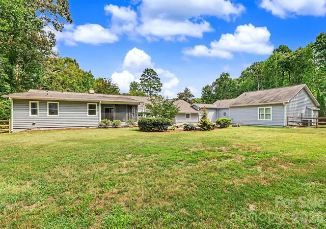 Photo 4 of Single family home for sale at 3201 Fairforest Dr, Matthews, NC 28104 | MLS# 4420523 | Listing updated on 2026-09-14