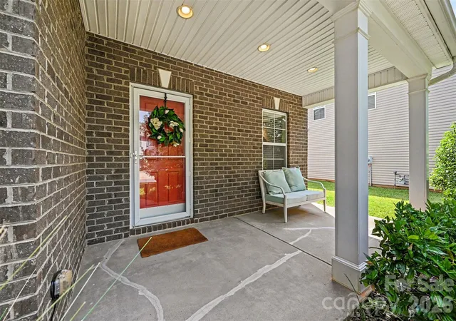 Photo 2 of Single family home for sale at 6918 Barefoot Forest Dr, Charlotte, NC 28269 | MLS# 4420558 | Listing updated on 2026-10-08