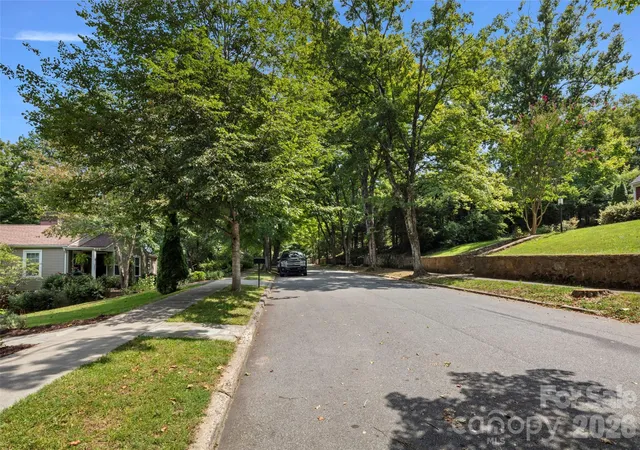 Photo 3 of Single family home for sale at 33 Maywood Rd, Asheville, NC 28804 | MLS# 4420601 | Listing updated on 2026-10-03