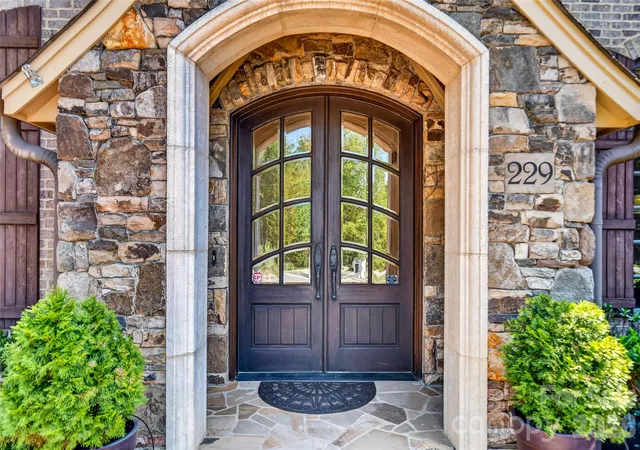 Photo 1 of Mansion for sale at 229 Wrenwood Ln, Charlotte, NC 28211 | MLS# 4420649 | Listing updated on 2026-10-24