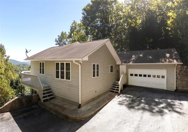 Photo 31 of Single family home for sale at 219 Greens View Dr, Horse Shoe, NC 28742 | MLS# 4420753 | Listing updated on 2026-10-11