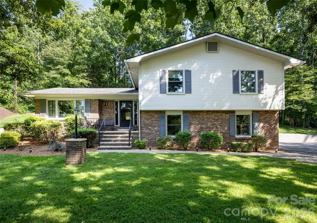 Photo 2 of Single family home for sale at 1 Morris Dr, Weaverville, NC 28787 | MLS# 4420756 | Listing updated on 2026-09-08