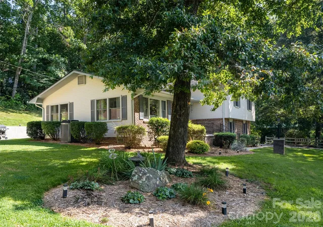 Photo 3 of Single family home for sale at 1 Morris Dr, Weaverville, NC 28787 | MLS# 4420756 | Listing updated on 2026-09-08