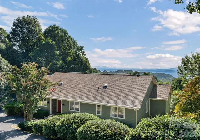 Photo 4 of Single family home for sale at 288 Roberts Dr, Hendersonville, NC 28739 | MLS# 4420800 | Listing updated on 2026-10-20