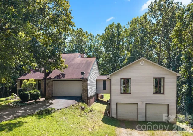 Photo 1 of Single family home for sale at 40 Country Bear Ln, Flat Rock, NC 28731 | MLS# 4420837 | Listing updated on 2026-09-08