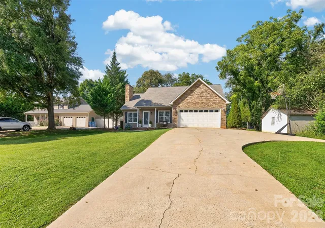 Photo 1 of Single family home for sale at 2 Hunters Crk Ln, Granite Falls, NC 28630 | MLS# 4420856 | Listing updated on 2026-09-27