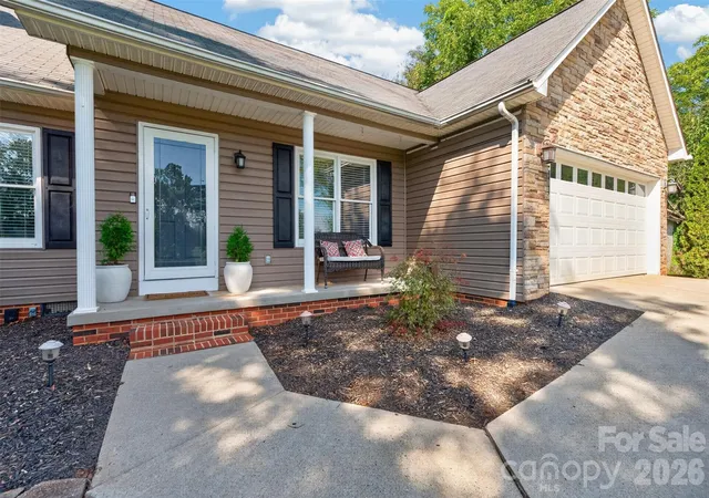Photo 2 of Single family home for sale at 2 Hunters Crk Ln, Granite Falls, NC 28630 | MLS# 4420856 | Listing updated on 2026-09-27
