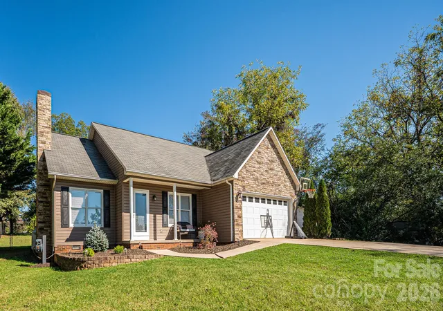 Photo 3 of Single family home for sale at 2 Hunters Crk Ln, Granite Falls, NC 28630 | MLS# 4420856 | Listing updated on 2026-10-20