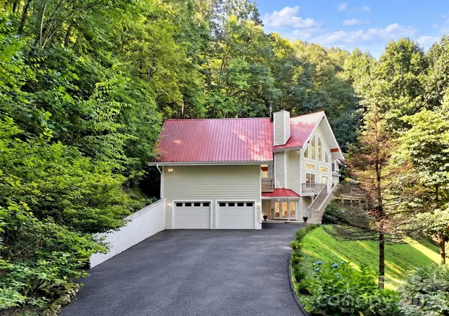 Photo 2 of Single family home for sale at 391 Grand Vista Dr, Sylva, NC 28779 | MLS# 4420900 | Listing updated on 2026-09-25