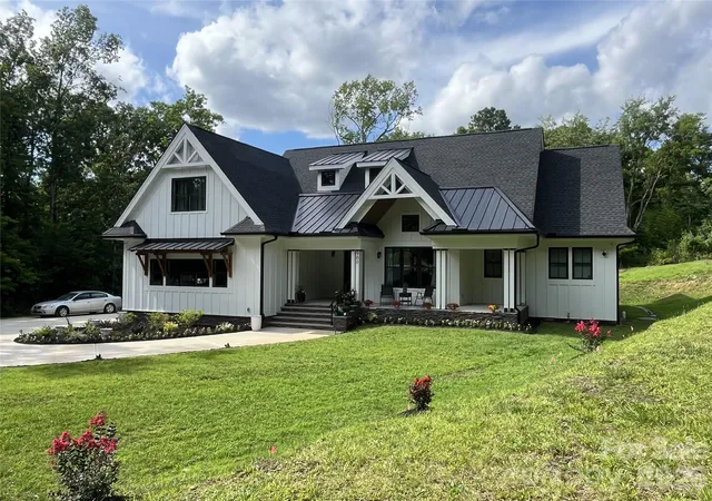 Photo 2 of Single family home for sale at 900 Houston Hts Rd, Charlotte, NC 28262 | MLS# 4420916 | Listing updated on 2026-10-30