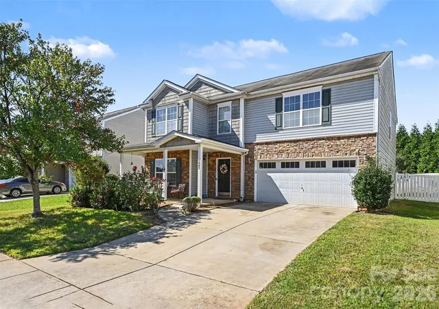 Photo 3 of Single family home for sale at 1043 Bent Branch St, Gastonia, NC 28054 | MLS# 4420960 | Listing updated on 2026-10-03