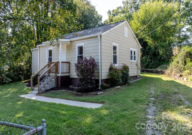 Photo 1 of Single family home for sale at 3221 1st Avenue Dr Se, Conover, NC 28613 | MLS# 4420987 | Listing updated on 2026-09-24