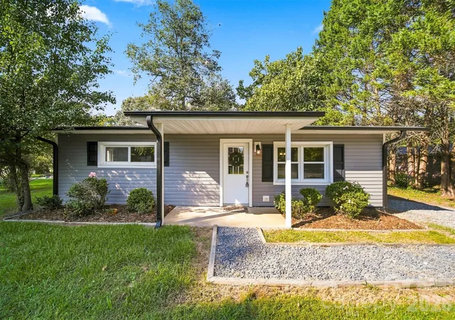 Photo 2 of Single family home for sale at 2938 11th Avenue Sw, Hickory, NC 28602 | MLS# 4420993 | Listing updated on 2026-10-06