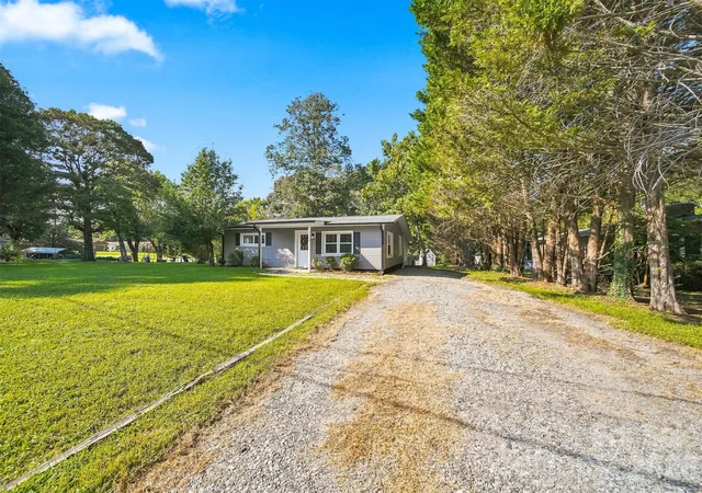 Photo 3 of Single family home for sale at 2938 11th Avenue Sw, Hickory, NC 28602 | MLS# 4420993 | Listing updated on 2026-10-06