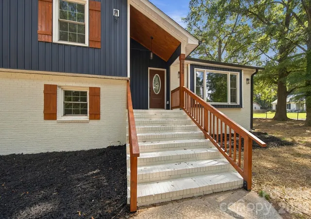 Photo 2 of Single family home for sale at 6800 Ludwig Dr, Charlotte, NC 28215 | MLS# 4421027 | Listing updated on 2026-10-04