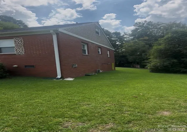 Photo 3 of Single family home for sale at 543 Bowman Rd, Charlotte, NC 28217 | MLS# 4421067 | Listing updated on 2026-09-04