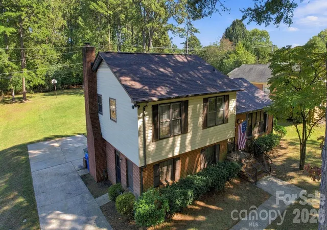 Photo 1 of Single family home for sale at 13519 Four Oaks Ln, Matthews, NC 28105 | MLS# 4421116 | Listing updated on 2026-10-20
