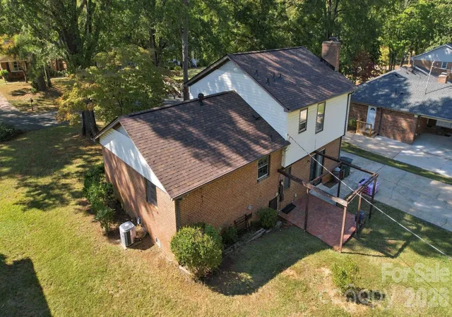 Photo 2 of Single family home for sale at 13519 Four Oaks Ln, Matthews, NC 28105 | MLS# 4421116 | Listing updated on 2026-10-20