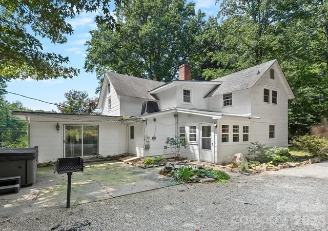 Photo 3 of Single family home for sale at 689 S Trade St, Tryon, NC 28782 | MLS# 4421132 | Listing updated on 2026-09-24