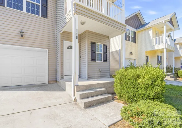 Photo 2 of Single family home for sale at 110 Lookout Point Pl, Mooresville, NC 28115 | MLS# 4421133 | Listing updated on 2026-09-08