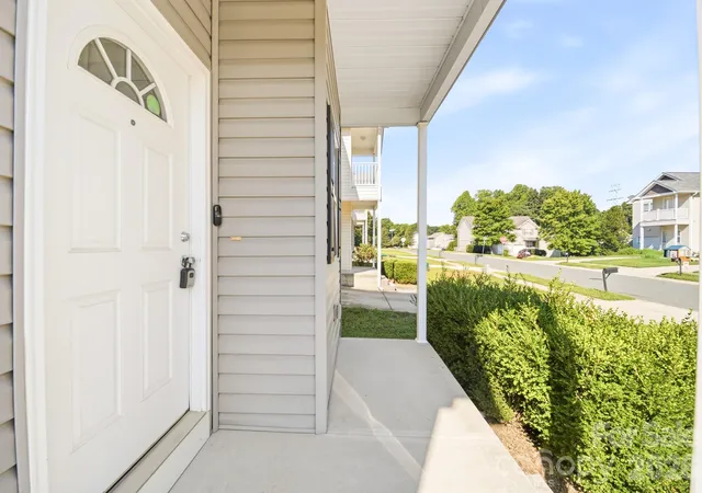 Photo 3 of Single family home for sale at 110 Lookout Point Pl, Mooresville, NC 28115 | MLS# 4421133 | Listing updated on 2026-09-08