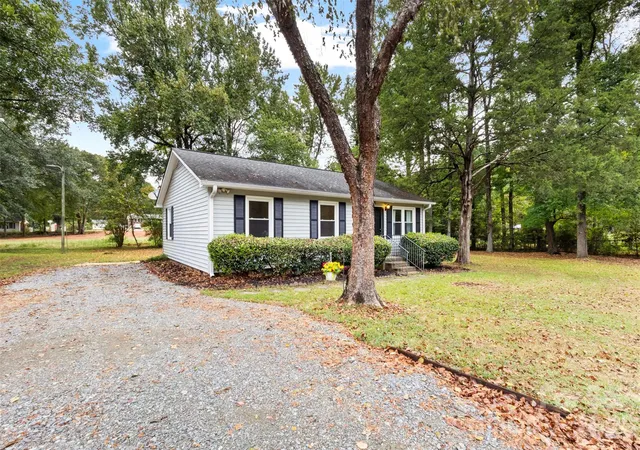 Photo 1 of Single family home for sale at 4012 Crestview Dr, Rock Hill, SC 29732 | MLS# 4421136 | Listing updated on 2026-09-26