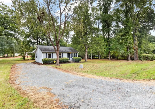 Photo 3 of Single family home for sale at 4012 Crestview Dr, Rock Hill, SC 29732 | MLS# 4421136 | Listing updated on 2026-09-26