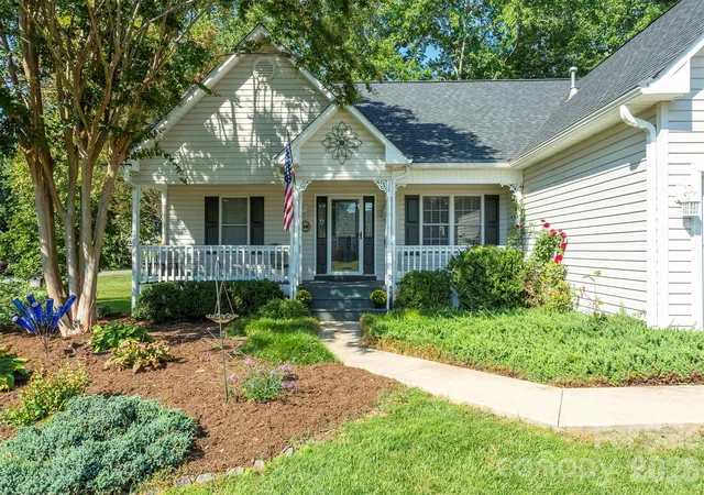 Photo 2 of Single family home for sale at 38 Eden Glen Rd, Black Mountain, NC 28711 | MLS# 4421255 | Listing updated on 2026-09-28