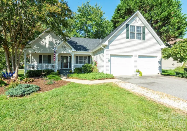 Photo 3 of Single family home for sale at 38 Eden Glen Rd, Black Mountain, NC 28711 | MLS# 4421255 | Listing updated on 2026-09-28