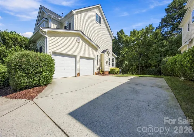 Photo 3 of Sale Pending at 10216 Edgecliff Rd, Huntersville, NC 28078 | MLS# 4421266 | Listing updated on 2026-09-21