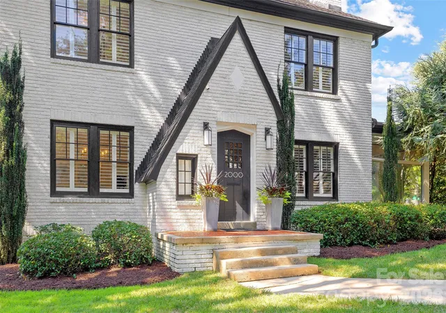 Photo 2 of Single family home for sale at 2000 Beverly Dr, Charlotte, NC 28207 | MLS# 4421271 | Listing updated on 2026-09-22