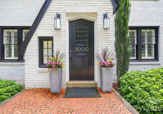 Photo 3 of Single family home for sale at 2000 Beverly Dr, Charlotte, NC 28207 | MLS# 4421271 | Listing updated on 2026-09-22