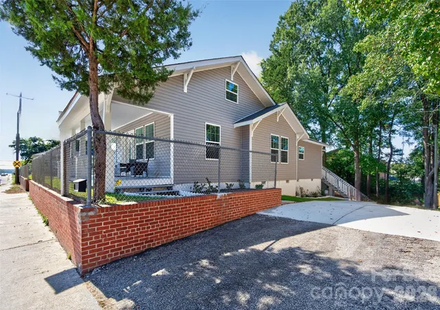 Photo 1 of Single family home for sale at 406 S Market St, Lancaster, SC 29720 | MLS# 4421298 | Listing updated on 2026-10-06